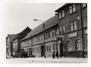 Ansicht eines verwahrlosten Fachwerkhauses in der Herrenstraße in Suhl, ca. 1960er Jahre 